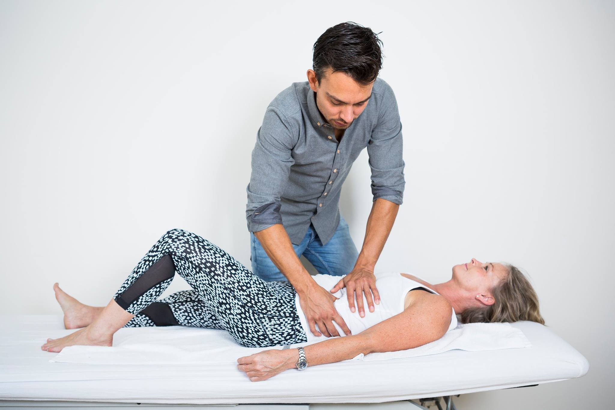 Que contient l’abdomen et quelles maladies peuvent être à l’origine de douleurs abdominales ?